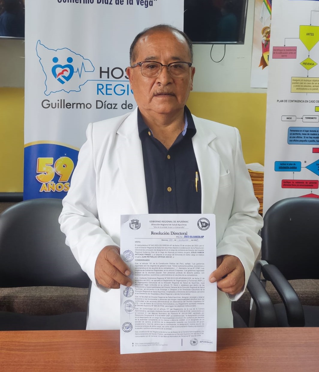 Juan Reynaldo Ortega Ascue recibiendo su resolución de Designación
